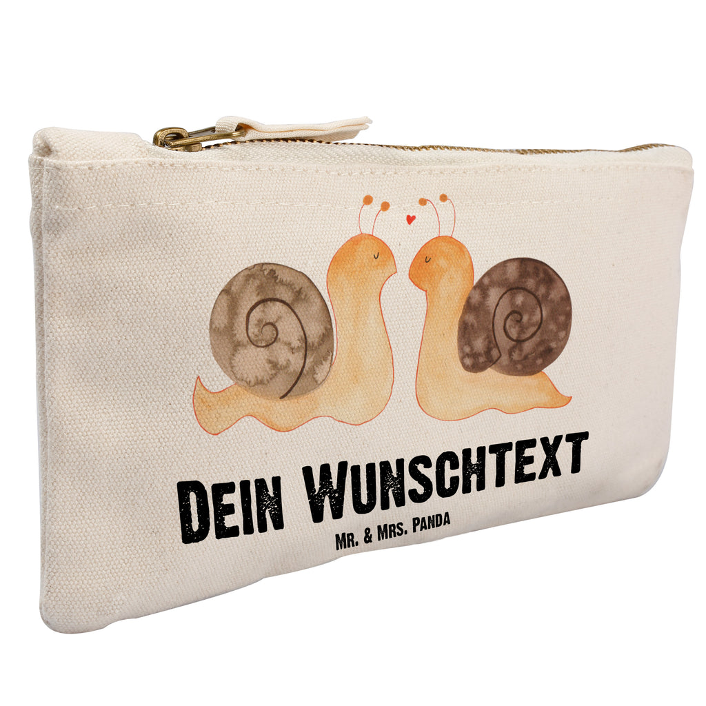 Personalisierte Schminktasche Schnecken Liebe Personalisierte Schminktasche, Personalisierte Kosmetiktasche, Personalisierter Kosmetikbeutel, Personalisiertes Stiftemäppchen, Personalisiertes Etui, Personalisierte Federmappe, Personalisierte Makeup Bag, Personalisiertes Schminketui, Personalisiertes Kosmetiketui, Personalisiertes Schlamperetui, Schminktasche mit Namen, Kosmetiktasche mit Namen, Kosmetikbeutel mit Namen, Stiftemäppchen mit Namen, Etui mit Namen, Federmappe mit Namen, Makeup Bg  mit Namen, Schminketui mit Namen, Kosmetiketui mit Namen, Schlamperetui mit Namen, Schminktasche personalisieren, Schminktasche bedrucken, Schminktasche selbst gestalten, Liebe, Partner, Freund, Freundin, Ehemann, Ehefrau, Heiraten, Verlobung, Heiratsantrag, Liebesgeschenk, Jahrestag, Hocheitstag