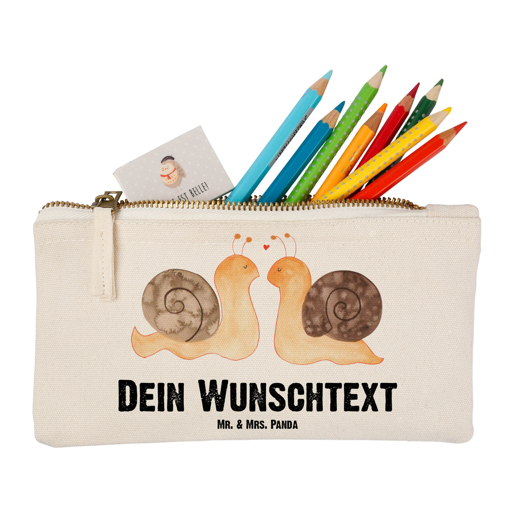 Personalisierte Schminktasche Schnecken Liebe Personalisierte Schminktasche, Personalisierte Kosmetiktasche, Personalisierter Kosmetikbeutel, Personalisiertes Stiftemäppchen, Personalisiertes Etui, Personalisierte Federmappe, Personalisierte Makeup Bag, Personalisiertes Schminketui, Personalisiertes Kosmetiketui, Personalisiertes Schlamperetui, Schminktasche mit Namen, Kosmetiktasche mit Namen, Kosmetikbeutel mit Namen, Stiftemäppchen mit Namen, Etui mit Namen, Federmappe mit Namen, Makeup Bg  mit Namen, Schminketui mit Namen, Kosmetiketui mit Namen, Schlamperetui mit Namen, Schminktasche personalisieren, Schminktasche bedrucken, Schminktasche selbst gestalten, Liebe, Partner, Freund, Freundin, Ehemann, Ehefrau, Heiraten, Verlobung, Heiratsantrag, Liebesgeschenk, Jahrestag, Hocheitstag