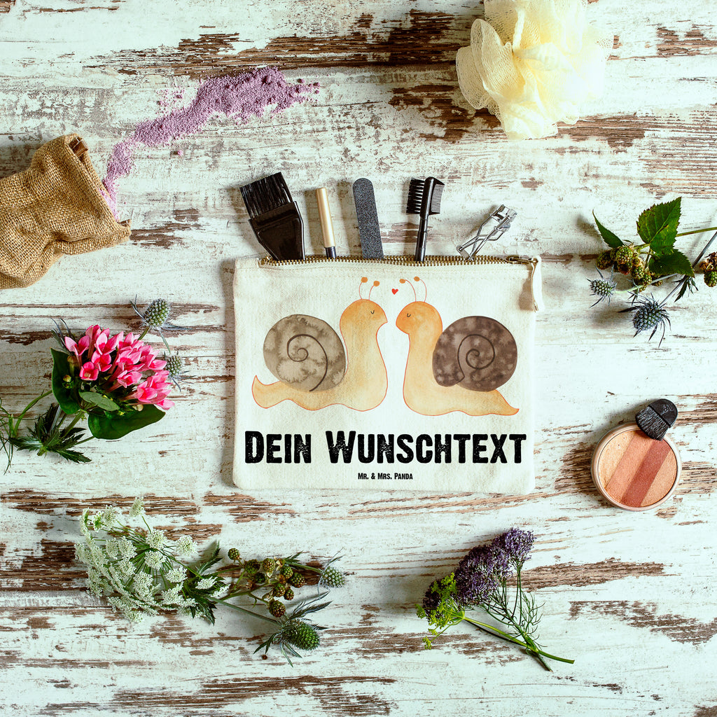 Personalisierte Schminktasche Schnecken Liebe Personalisierte Schminktasche, Personalisierte Kosmetiktasche, Personalisierter Kosmetikbeutel, Personalisiertes Stiftemäppchen, Personalisiertes Etui, Personalisierte Federmappe, Personalisierte Makeup Bag, Personalisiertes Schminketui, Personalisiertes Kosmetiketui, Personalisiertes Schlamperetui, Schminktasche mit Namen, Kosmetiktasche mit Namen, Kosmetikbeutel mit Namen, Stiftemäppchen mit Namen, Etui mit Namen, Federmappe mit Namen, Makeup Bg  mit Namen, Schminketui mit Namen, Kosmetiketui mit Namen, Schlamperetui mit Namen, Schminktasche personalisieren, Schminktasche bedrucken, Schminktasche selbst gestalten, Liebe, Partner, Freund, Freundin, Ehemann, Ehefrau, Heiraten, Verlobung, Heiratsantrag, Liebesgeschenk, Jahrestag, Hocheitstag