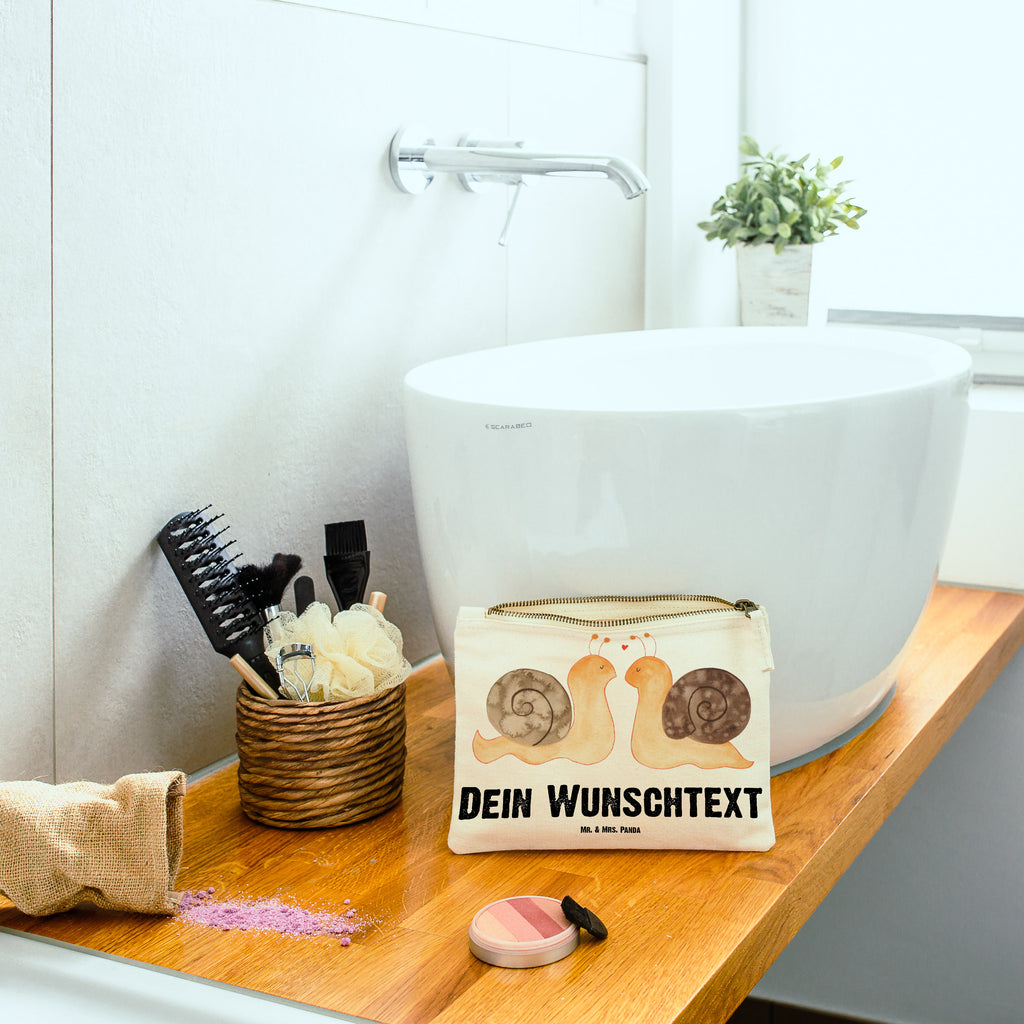 Personalisierte Schminktasche Schnecken Liebe Personalisierte Schminktasche, Personalisierte Kosmetiktasche, Personalisierter Kosmetikbeutel, Personalisiertes Stiftemäppchen, Personalisiertes Etui, Personalisierte Federmappe, Personalisierte Makeup Bag, Personalisiertes Schminketui, Personalisiertes Kosmetiketui, Personalisiertes Schlamperetui, Schminktasche mit Namen, Kosmetiktasche mit Namen, Kosmetikbeutel mit Namen, Stiftemäppchen mit Namen, Etui mit Namen, Federmappe mit Namen, Makeup Bg  mit Namen, Schminketui mit Namen, Kosmetiketui mit Namen, Schlamperetui mit Namen, Schminktasche personalisieren, Schminktasche bedrucken, Schminktasche selbst gestalten, Liebe, Partner, Freund, Freundin, Ehemann, Ehefrau, Heiraten, Verlobung, Heiratsantrag, Liebesgeschenk, Jahrestag, Hocheitstag