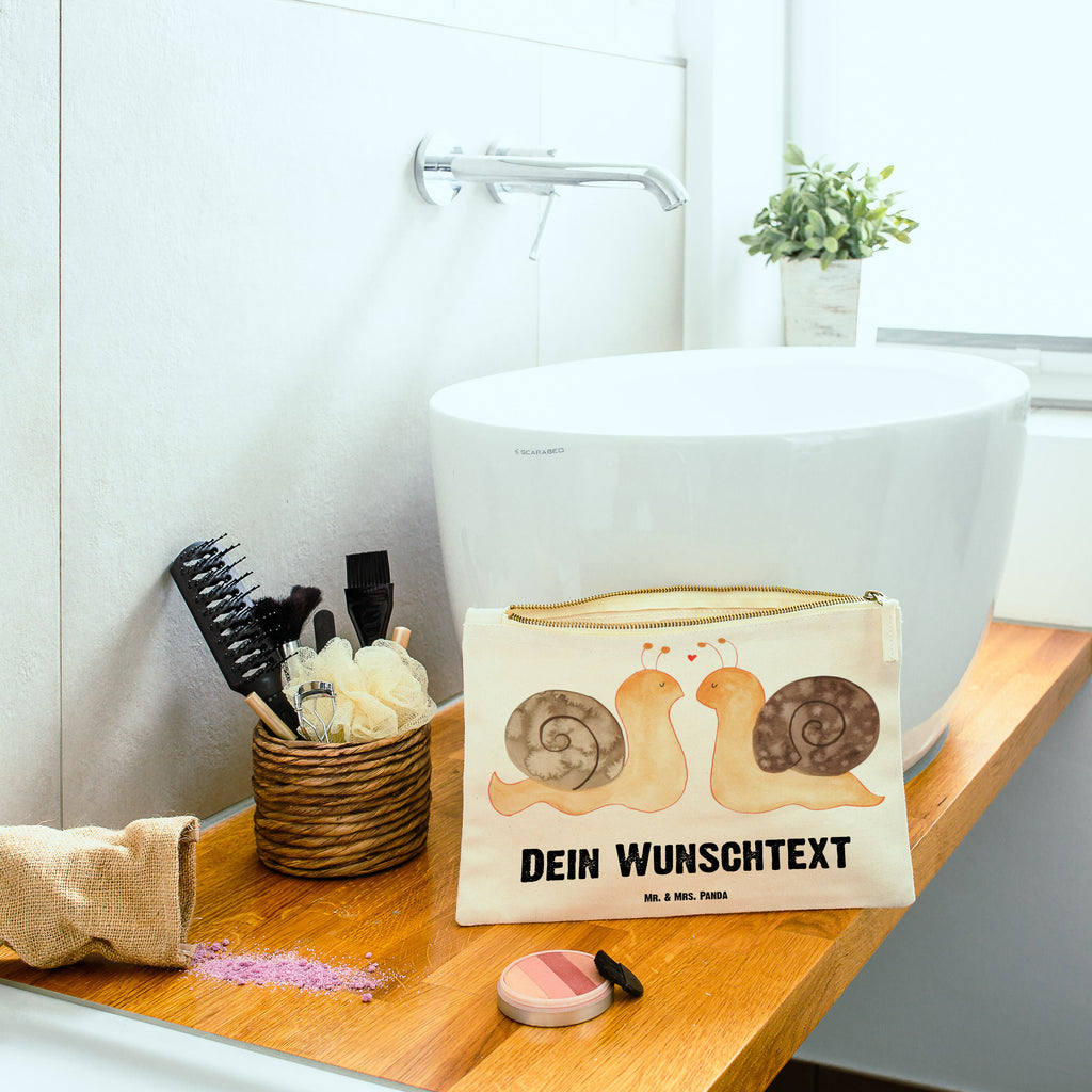 Personalisierte Schminktasche Schnecken Liebe Personalisierte Schminktasche, Personalisierte Kosmetiktasche, Personalisierter Kosmetikbeutel, Personalisiertes Stiftemäppchen, Personalisiertes Etui, Personalisierte Federmappe, Personalisierte Makeup Bag, Personalisiertes Schminketui, Personalisiertes Kosmetiketui, Personalisiertes Schlamperetui, Schminktasche mit Namen, Kosmetiktasche mit Namen, Kosmetikbeutel mit Namen, Stiftemäppchen mit Namen, Etui mit Namen, Federmappe mit Namen, Makeup Bg  mit Namen, Schminketui mit Namen, Kosmetiketui mit Namen, Schlamperetui mit Namen, Schminktasche personalisieren, Schminktasche bedrucken, Schminktasche selbst gestalten, Liebe, Partner, Freund, Freundin, Ehemann, Ehefrau, Heiraten, Verlobung, Heiratsantrag, Liebesgeschenk, Jahrestag, Hocheitstag