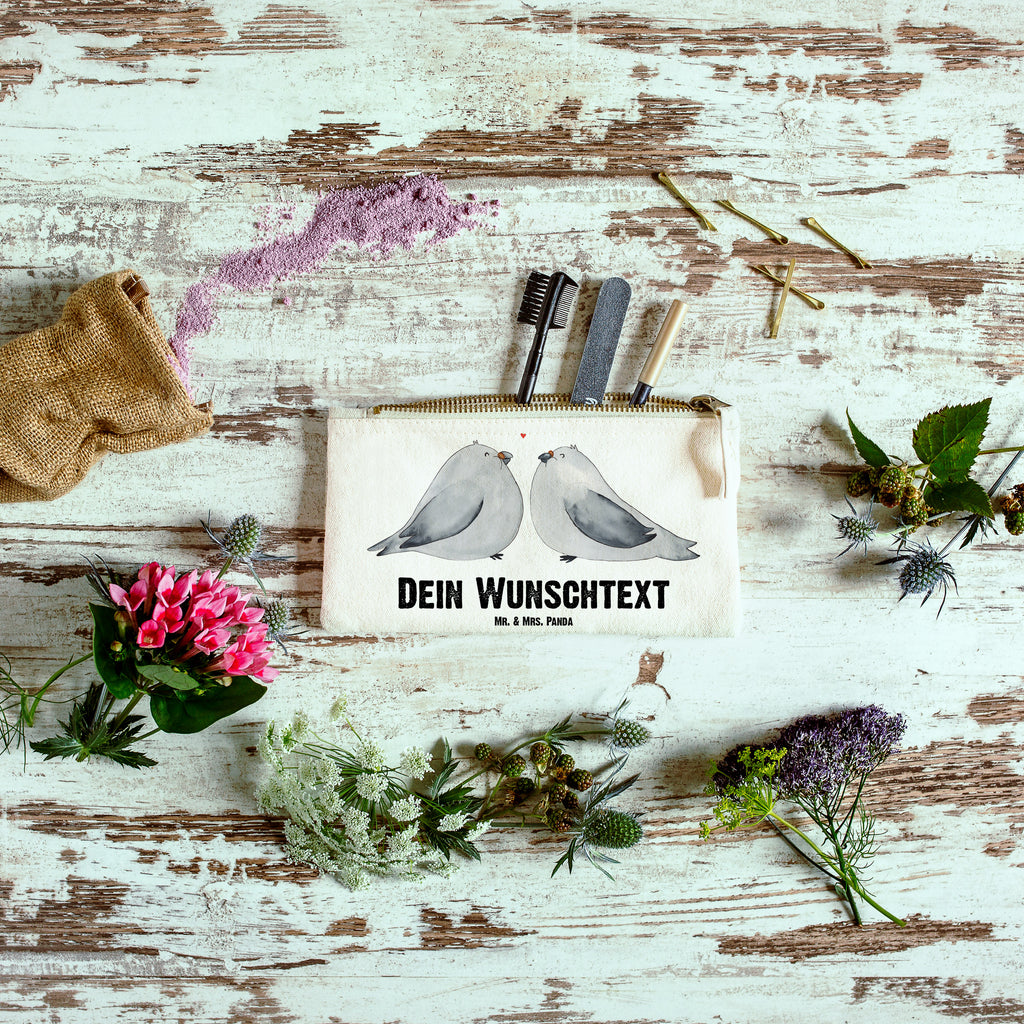 Personalisierte Schminktasche Turteltauben Liebe Personalisierte Schminktasche, Personalisierte Kosmetiktasche, Personalisierter Kosmetikbeutel, Personalisiertes Stiftemäppchen, Personalisiertes Etui, Personalisierte Federmappe, Personalisierte Makeup Bag, Personalisiertes Schminketui, Personalisiertes Kosmetiketui, Personalisiertes Schlamperetui, Schminktasche mit Namen, Kosmetiktasche mit Namen, Kosmetikbeutel mit Namen, Stiftemäppchen mit Namen, Etui mit Namen, Federmappe mit Namen, Makeup Bg  mit Namen, Schminketui mit Namen, Kosmetiketui mit Namen, Schlamperetui mit Namen, Schminktasche personalisieren, Schminktasche bedrucken, Schminktasche selbst gestalten, Liebe, Partner, Freund, Freundin, Ehemann, Ehefrau, Heiraten, Verlobung, Heiratsantrag, Liebesgeschenk, Jahrestag, Hocheitstag, Turteltauben, Turteltäubchen, Tauben, Verliebt, Verlobt, Verheiratet, Geschenk Freundin, Geschenk Freund, Liebesbeweis, Hochzeitstag, Geschenk Hochzeit