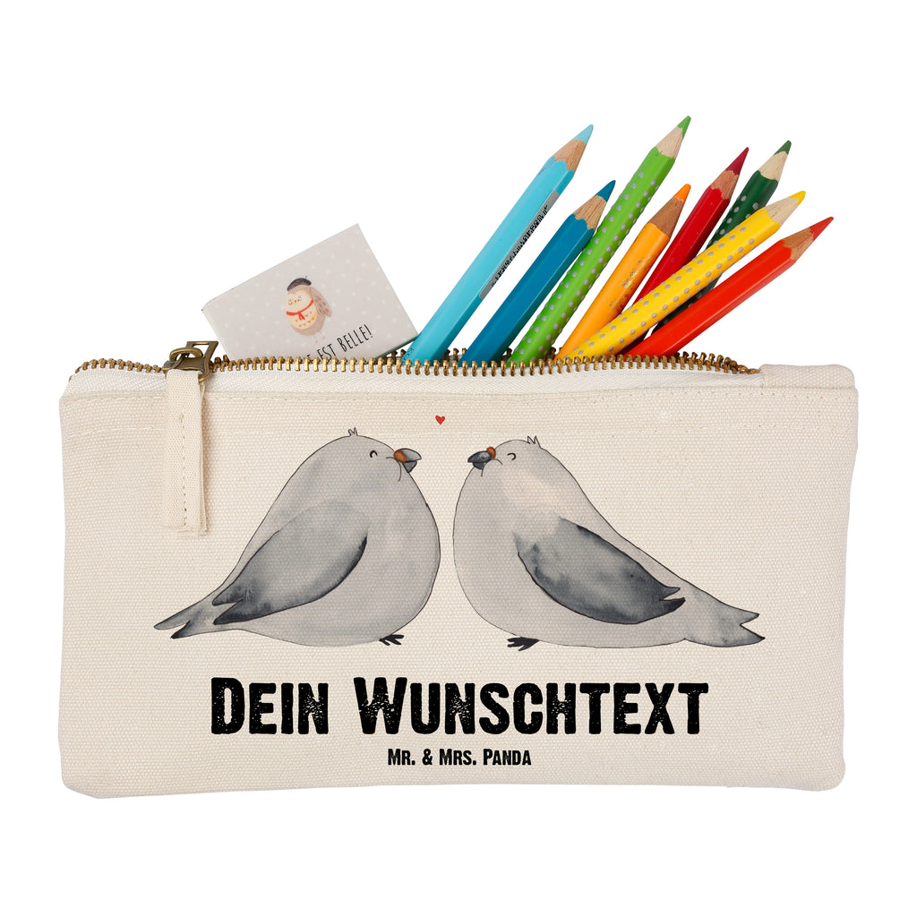 Personalisierte Schminktasche Turteltauben Liebe Personalisierte Schminktasche, Personalisierte Kosmetiktasche, Personalisierter Kosmetikbeutel, Personalisiertes Stiftemäppchen, Personalisiertes Etui, Personalisierte Federmappe, Personalisierte Makeup Bag, Personalisiertes Schminketui, Personalisiertes Kosmetiketui, Personalisiertes Schlamperetui, Schminktasche mit Namen, Kosmetiktasche mit Namen, Kosmetikbeutel mit Namen, Stiftemäppchen mit Namen, Etui mit Namen, Federmappe mit Namen, Makeup Bg  mit Namen, Schminketui mit Namen, Kosmetiketui mit Namen, Schlamperetui mit Namen, Schminktasche personalisieren, Schminktasche bedrucken, Schminktasche selbst gestalten, Liebe, Partner, Freund, Freundin, Ehemann, Ehefrau, Heiraten, Verlobung, Heiratsantrag, Liebesgeschenk, Jahrestag, Hocheitstag, Turteltauben, Turteltäubchen, Tauben, Verliebt, Verlobt, Verheiratet, Geschenk Freundin, Geschenk Freund, Liebesbeweis, Hochzeitstag, Geschenk Hochzeit