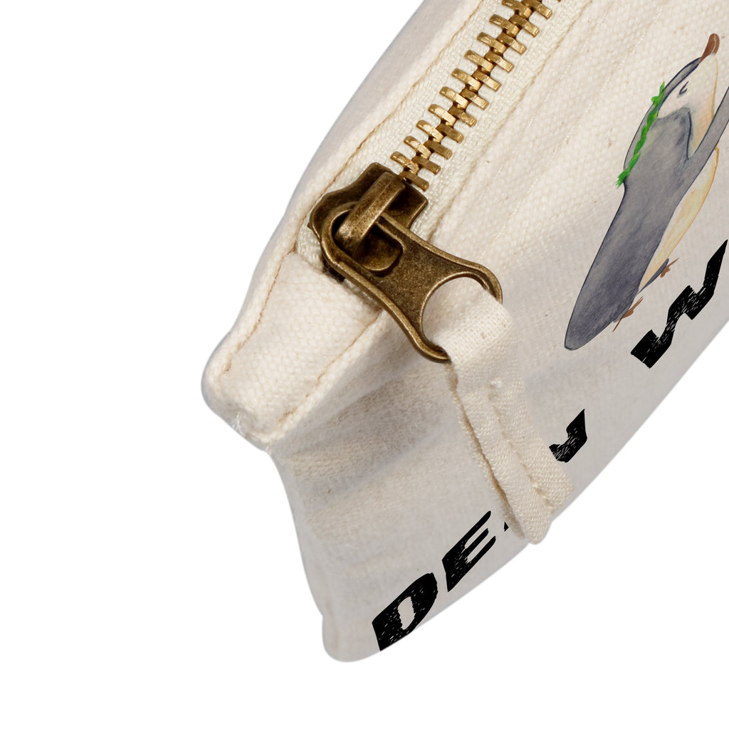 Personalisierte Schminktasche Pinguin mit Kind Personalisierte Schminktasche, Personalisierte Kosmetiktasche, Personalisierter Kosmetikbeutel, Personalisiertes Stiftemäppchen, Personalisiertes Etui, Personalisierte Federmappe, Personalisierte Makeup Bag, Personalisiertes Schminketui, Personalisiertes Kosmetiketui, Personalisiertes Schlamperetui, Schminktasche mit Namen, Kosmetiktasche mit Namen, Kosmetikbeutel mit Namen, Stiftemäppchen mit Namen, Etui mit Namen, Federmappe mit Namen, Makeup Bg  mit Namen, Schminketui mit Namen, Kosmetiketui mit Namen, Schlamperetui mit Namen, Schminktasche personalisieren, Schminktasche bedrucken, Schminktasche selbst gestalten, Familie, Vatertag, Muttertag, Bruder, Schwester, Mama, Papa, Oma, Opa, Geschenk, Mami, Mutti, Mutter, Geburststag