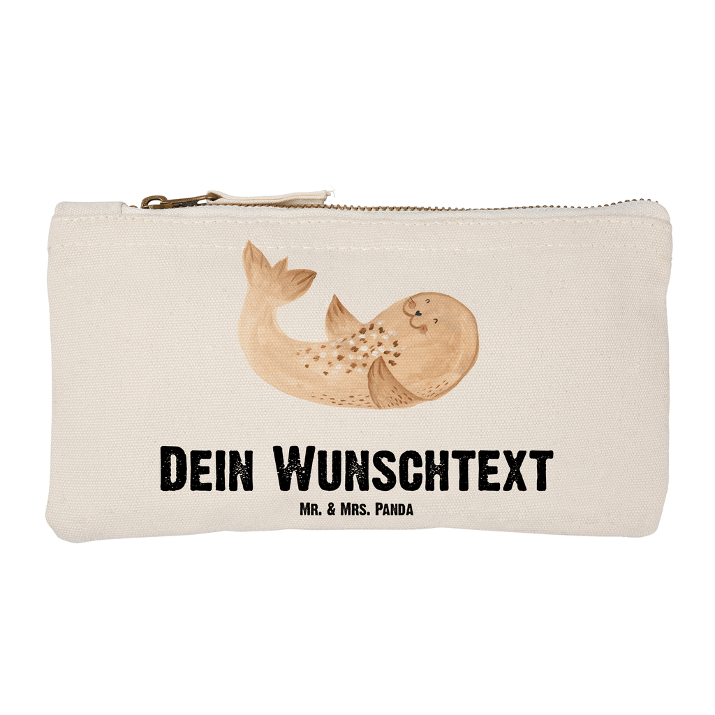 Personalisierte Schminktasche Robbe liegend Personalisierte Schminktasche, Personalisierte Kosmetiktasche, Personalisierter Kosmetikbeutel, Personalisiertes Stiftemäppchen, Personalisiertes Etui, Personalisierte Federmappe, Personalisierte Makeup Bag, Personalisiertes Schminketui, Personalisiertes Kosmetiketui, Personalisiertes Schlamperetui, Schminktasche mit Namen, Kosmetiktasche mit Namen, Kosmetikbeutel mit Namen, Stiftemäppchen mit Namen, Etui mit Namen, Federmappe mit Namen, Makeup Bg  mit Namen, Schminketui mit Namen, Kosmetiketui mit Namen, Schlamperetui mit Namen, Schminktasche personalisieren, Schminktasche bedrucken, Schminktasche selbst gestalten, süße Tiermotive, gute Laune, lustige Sprüche, Tiere, Robbe, Robben, Seehund, Strand, Meerestier, Ostsee, Nordsee, Lachen, Freude