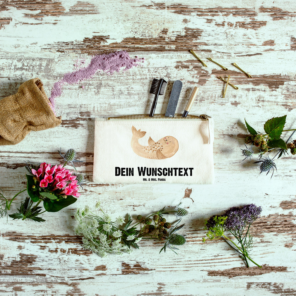 Personalisierte Schminktasche Robbe liegend Personalisierte Schminktasche, Personalisierte Kosmetiktasche, Personalisierter Kosmetikbeutel, Personalisiertes Stiftemäppchen, Personalisiertes Etui, Personalisierte Federmappe, Personalisierte Makeup Bag, Personalisiertes Schminketui, Personalisiertes Kosmetiketui, Personalisiertes Schlamperetui, Schminktasche mit Namen, Kosmetiktasche mit Namen, Kosmetikbeutel mit Namen, Stiftemäppchen mit Namen, Etui mit Namen, Federmappe mit Namen, Makeup Bg  mit Namen, Schminketui mit Namen, Kosmetiketui mit Namen, Schlamperetui mit Namen, Schminktasche personalisieren, Schminktasche bedrucken, Schminktasche selbst gestalten, süße Tiermotive, gute Laune, lustige Sprüche, Tiere, Robbe, Robben, Seehund, Strand, Meerestier, Ostsee, Nordsee, Lachen, Freude