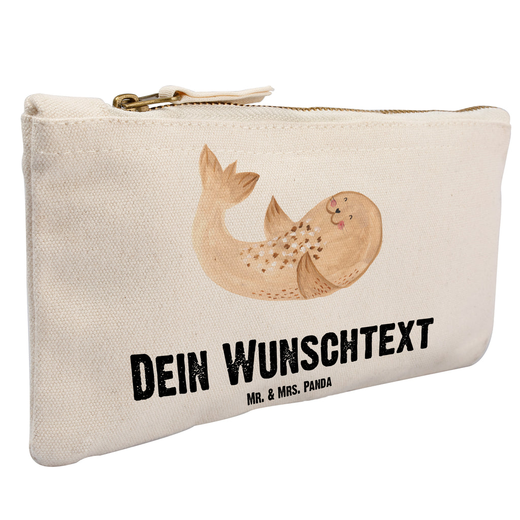 Personalisierte Schminktasche Robbe liegend Personalisierte Schminktasche, Personalisierte Kosmetiktasche, Personalisierter Kosmetikbeutel, Personalisiertes Stiftemäppchen, Personalisiertes Etui, Personalisierte Federmappe, Personalisierte Makeup Bag, Personalisiertes Schminketui, Personalisiertes Kosmetiketui, Personalisiertes Schlamperetui, Schminktasche mit Namen, Kosmetiktasche mit Namen, Kosmetikbeutel mit Namen, Stiftemäppchen mit Namen, Etui mit Namen, Federmappe mit Namen, Makeup Bg  mit Namen, Schminketui mit Namen, Kosmetiketui mit Namen, Schlamperetui mit Namen, Schminktasche personalisieren, Schminktasche bedrucken, Schminktasche selbst gestalten, süße Tiermotive, gute Laune, lustige Sprüche, Tiere, Robbe, Robben, Seehund, Strand, Meerestier, Ostsee, Nordsee, Lachen, Freude