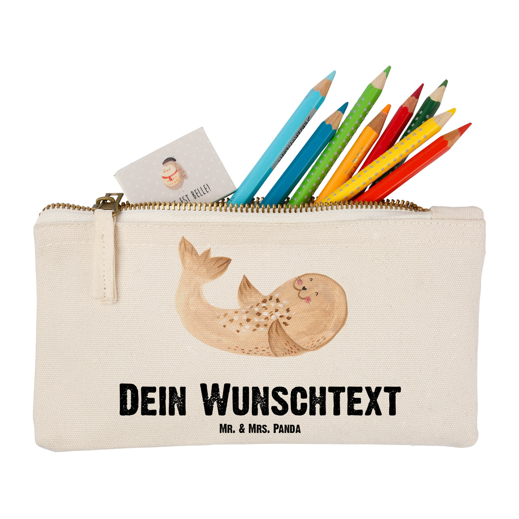 Personalisierte Schminktasche Robbe liegend Personalisierte Schminktasche, Personalisierte Kosmetiktasche, Personalisierter Kosmetikbeutel, Personalisiertes Stiftemäppchen, Personalisiertes Etui, Personalisierte Federmappe, Personalisierte Makeup Bag, Personalisiertes Schminketui, Personalisiertes Kosmetiketui, Personalisiertes Schlamperetui, Schminktasche mit Namen, Kosmetiktasche mit Namen, Kosmetikbeutel mit Namen, Stiftemäppchen mit Namen, Etui mit Namen, Federmappe mit Namen, Makeup Bg  mit Namen, Schminketui mit Namen, Kosmetiketui mit Namen, Schlamperetui mit Namen, Schminktasche personalisieren, Schminktasche bedrucken, Schminktasche selbst gestalten, süße Tiermotive, gute Laune, lustige Sprüche, Tiere, Robbe, Robben, Seehund, Strand, Meerestier, Ostsee, Nordsee, Lachen, Freude