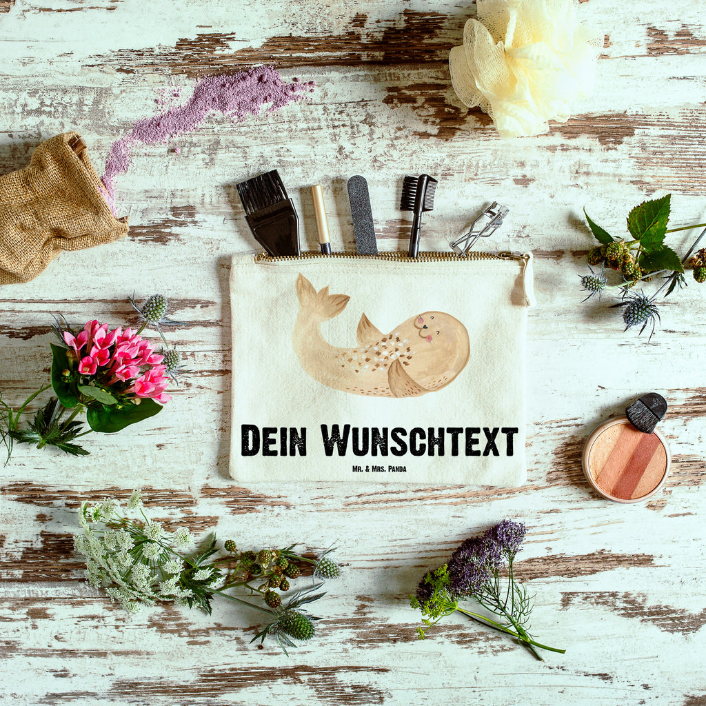 Personalisierte Schminktasche Robbe liegend Personalisierte Schminktasche, Personalisierte Kosmetiktasche, Personalisierter Kosmetikbeutel, Personalisiertes Stiftemäppchen, Personalisiertes Etui, Personalisierte Federmappe, Personalisierte Makeup Bag, Personalisiertes Schminketui, Personalisiertes Kosmetiketui, Personalisiertes Schlamperetui, Schminktasche mit Namen, Kosmetiktasche mit Namen, Kosmetikbeutel mit Namen, Stiftemäppchen mit Namen, Etui mit Namen, Federmappe mit Namen, Makeup Bg  mit Namen, Schminketui mit Namen, Kosmetiketui mit Namen, Schlamperetui mit Namen, Schminktasche personalisieren, Schminktasche bedrucken, Schminktasche selbst gestalten, süße Tiermotive, gute Laune, lustige Sprüche, Tiere, Robbe, Robben, Seehund, Strand, Meerestier, Ostsee, Nordsee, Lachen, Freude