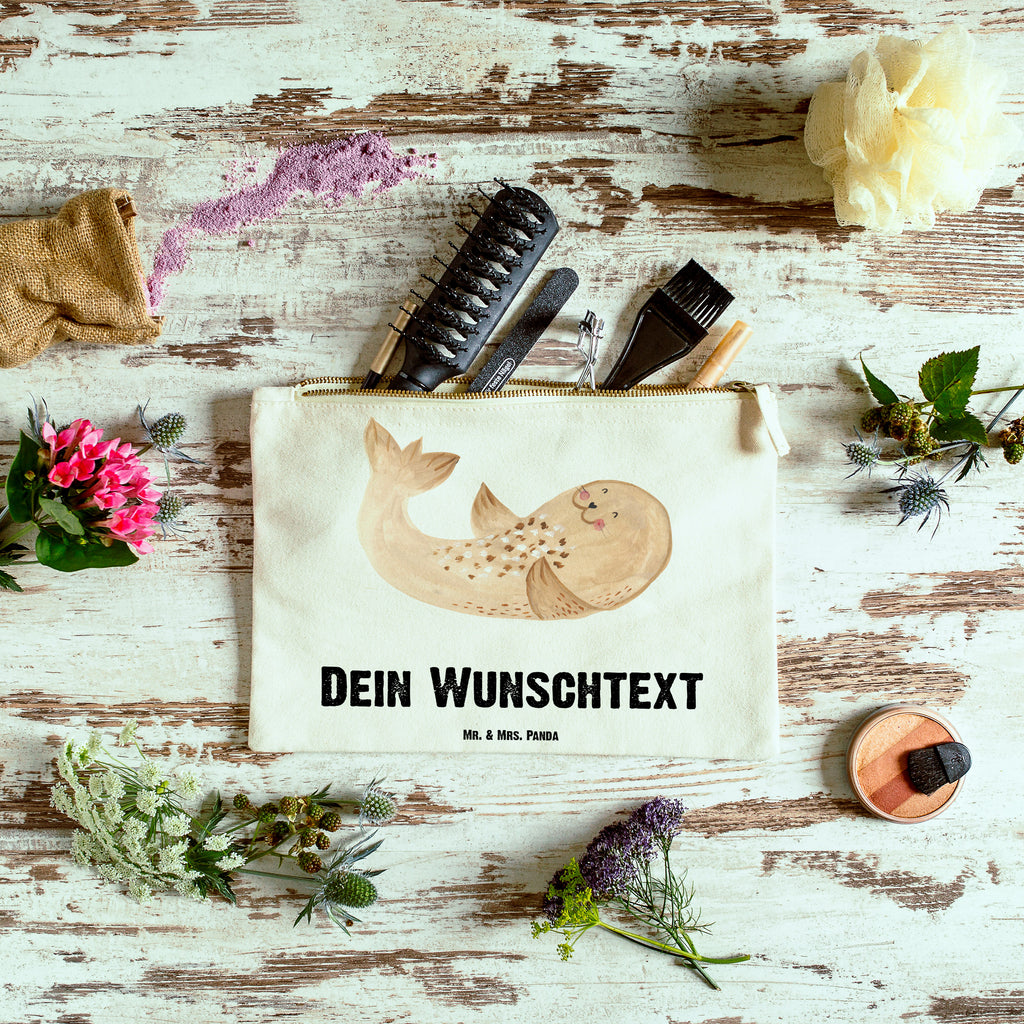 Personalisierte Schminktasche Robbe liegend Personalisierte Schminktasche, Personalisierte Kosmetiktasche, Personalisierter Kosmetikbeutel, Personalisiertes Stiftemäppchen, Personalisiertes Etui, Personalisierte Federmappe, Personalisierte Makeup Bag, Personalisiertes Schminketui, Personalisiertes Kosmetiketui, Personalisiertes Schlamperetui, Schminktasche mit Namen, Kosmetiktasche mit Namen, Kosmetikbeutel mit Namen, Stiftemäppchen mit Namen, Etui mit Namen, Federmappe mit Namen, Makeup Bg  mit Namen, Schminketui mit Namen, Kosmetiketui mit Namen, Schlamperetui mit Namen, Schminktasche personalisieren, Schminktasche bedrucken, Schminktasche selbst gestalten, süße Tiermotive, gute Laune, lustige Sprüche, Tiere, Robbe, Robben, Seehund, Strand, Meerestier, Ostsee, Nordsee, Lachen, Freude