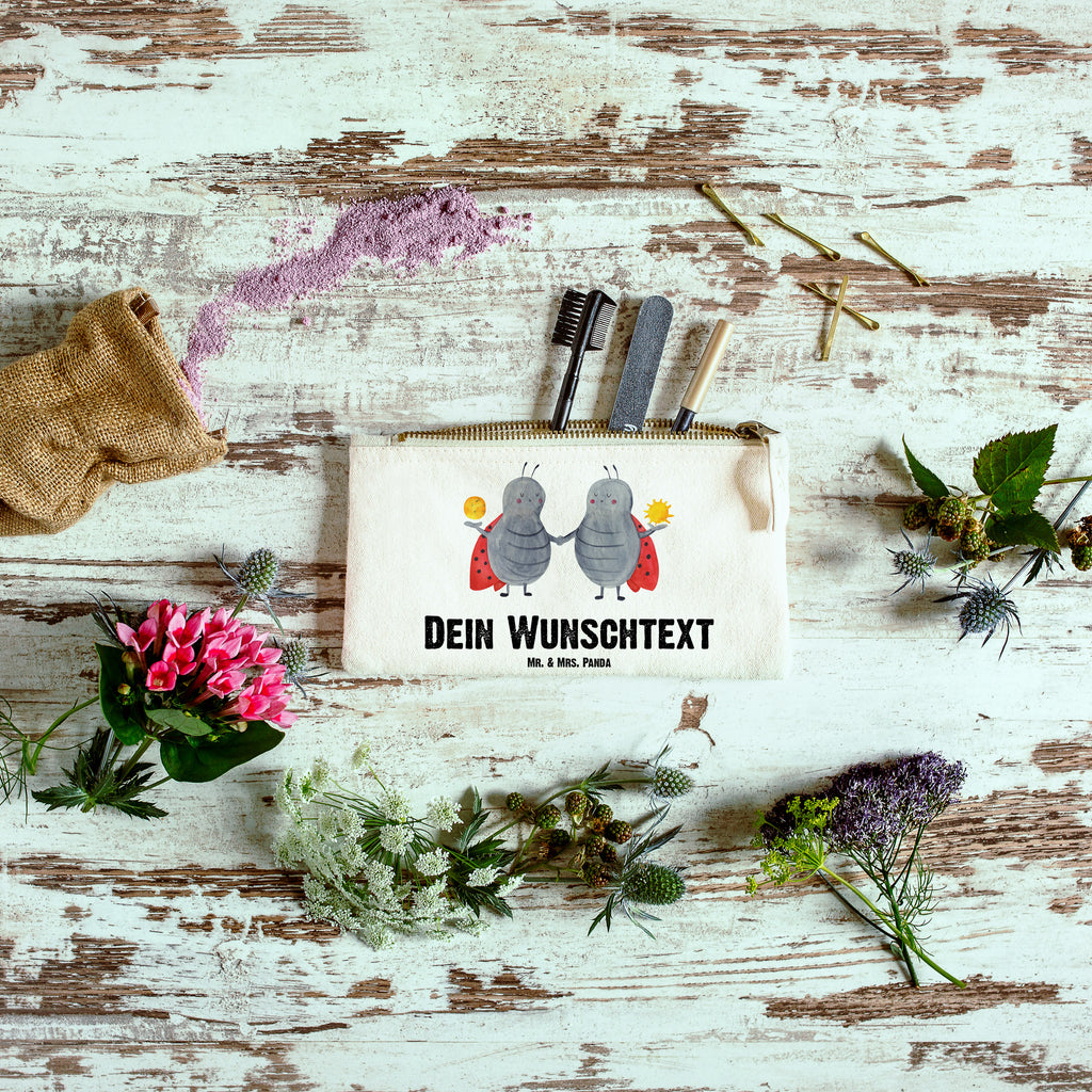 Personalisierte Schminktasche Sternzeichen Zwilling Personalisierte Schminktasche, Personalisierte Kosmetiktasche, Personalisierter Kosmetikbeutel, Personalisiertes Stiftemäppchen, Personalisiertes Etui, Personalisierte Federmappe, Personalisierte Makeup Bag, Personalisiertes Schminketui, Personalisiertes Kosmetiketui, Personalisiertes Schlamperetui, Schminktasche mit Namen, Kosmetiktasche mit Namen, Kosmetikbeutel mit Namen, Stiftemäppchen mit Namen, Etui mit Namen, Federmappe mit Namen, Makeup Bg  mit Namen, Schminketui mit Namen, Kosmetiketui mit Namen, Schlamperetui mit Namen, Schminktasche personalisieren, Schminktasche bedrucken, Schminktasche selbst gestalten, Tierkreiszeichen, Sternzeichen, Horoskop, Astrologie, Aszendent, Zwillinge, Zwilling Geschenk, Zwilling Sternzeichen, Geburtstag Mai, Geschenk Mai, Geschenk Juni, Marienkäfer, Glückskäfer, Zwillingsbruder, Zwillingsschwester