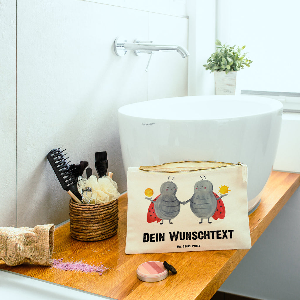 Personalisierte Schminktasche Sternzeichen Zwilling Personalisierte Schminktasche, Personalisierte Kosmetiktasche, Personalisierter Kosmetikbeutel, Personalisiertes Stiftemäppchen, Personalisiertes Etui, Personalisierte Federmappe, Personalisierte Makeup Bag, Personalisiertes Schminketui, Personalisiertes Kosmetiketui, Personalisiertes Schlamperetui, Schminktasche mit Namen, Kosmetiktasche mit Namen, Kosmetikbeutel mit Namen, Stiftemäppchen mit Namen, Etui mit Namen, Federmappe mit Namen, Makeup Bg  mit Namen, Schminketui mit Namen, Kosmetiketui mit Namen, Schlamperetui mit Namen, Schminktasche personalisieren, Schminktasche bedrucken, Schminktasche selbst gestalten, Tierkreiszeichen, Sternzeichen, Horoskop, Astrologie, Aszendent, Zwillinge, Zwilling Geschenk, Zwilling Sternzeichen, Geburtstag Mai, Geschenk Mai, Geschenk Juni, Marienkäfer, Glückskäfer, Zwillingsbruder, Zwillingsschwester