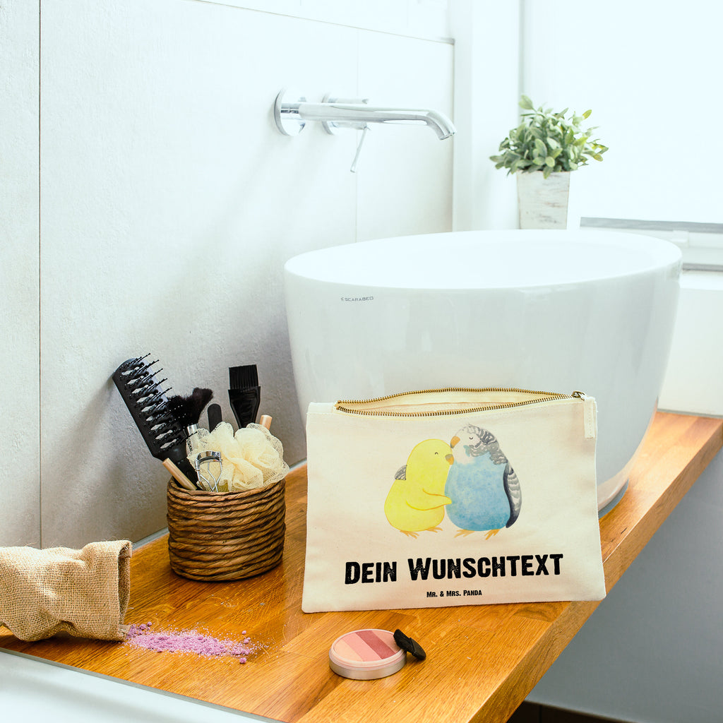 Personalisierte Schminktasche Wellensittich Liebe Personalisierte Schminktasche, Personalisierte Kosmetiktasche, Personalisierter Kosmetikbeutel, Personalisiertes Stiftemäppchen, Personalisiertes Etui, Personalisierte Federmappe, Personalisierte Makeup Bag, Personalisiertes Schminketui, Personalisiertes Kosmetiketui, Personalisiertes Schlamperetui, Schminktasche mit Namen, Kosmetiktasche mit Namen, Kosmetikbeutel mit Namen, Stiftemäppchen mit Namen, Etui mit Namen, Federmappe mit Namen, Makeup Bg  mit Namen, Schminketui mit Namen, Kosmetiketui mit Namen, Schlamperetui mit Namen, Schminktasche personalisieren, Schminktasche bedrucken, Schminktasche selbst gestalten, Liebe, Partner, Freund, Freundin, Ehemann, Ehefrau, Heiraten, Verlobung, Heiratsantrag, Liebesgeschenk, Jahrestag, Hocheitstag, Vögel, Wellensittich, Nähe, Kuscheln, Vertrauen