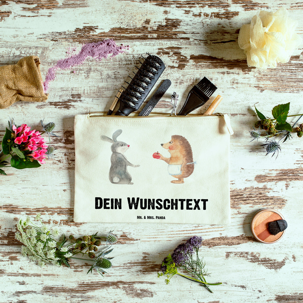 Personalisierte Schminktasche Liebe ist nie ohne Schmerz Personalisierte Schminktasche, Personalisierte Kosmetiktasche, Personalisierter Kosmetikbeutel, Personalisiertes Stiftemäppchen, Personalisiertes Etui, Personalisierte Federmappe, Personalisierte Makeup Bag, Personalisiertes Schminketui, Personalisiertes Kosmetiketui, Personalisiertes Schlamperetui, Schminktasche mit Namen, Kosmetiktasche mit Namen, Kosmetikbeutel mit Namen, Stiftemäppchen mit Namen, Etui mit Namen, Federmappe mit Namen, Makeup Bg  mit Namen, Schminketui mit Namen, Kosmetiketui mit Namen, Schlamperetui mit Namen, Schminktasche personalisieren, Schminktasche bedrucken, Schminktasche selbst gestalten, süße Tiermotive, gute Laune, lustige Sprüche, Tiere, Igel und Hase, Igel, Hase, Liebe Spruch, Liebeskummer Geschenk, Herzschmerz, Trösten, Trennungsschmerz, Spruch romantisch