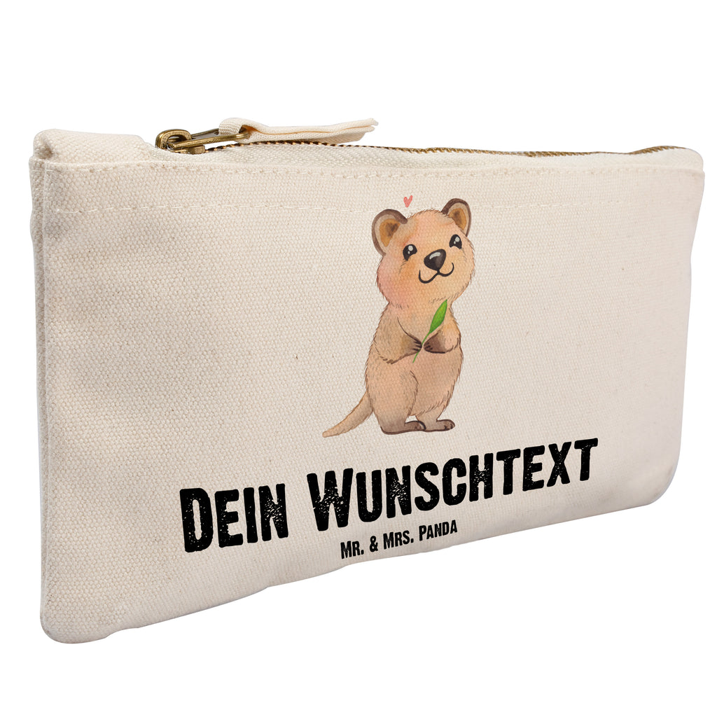 Personalisierte Schminktasche Quokka Happy Personalisierte Schminktasche, Personalisierte Kosmetiktasche, Personalisierter Kosmetikbeutel, Personalisiertes Stiftemäppchen, Personalisiertes Etui, Personalisierte Federmappe, Personalisierte Makeup Bag, Personalisiertes Schminketui, Personalisiertes Kosmetiketui, Personalisiertes Schlamperetui, Schminktasche mit Namen, Kosmetiktasche mit Namen, Kosmetikbeutel mit Namen, Stiftemäppchen mit Namen, Etui mit Namen, Federmappe mit Namen, Makeup Bg  mit Namen, Schminketui mit Namen, Kosmetiketui mit Namen, Schlamperetui mit Namen, Schminktasche personalisieren, Schminktasche bedrucken, Schminktasche selbst gestalten, süße Tiermotive, gute Laune, lustige Sprüche, Tiere, Quokka, Verschieben, Aufschieberitis, Lustiger Spruch, Niedliches Tier, Dinge erledigen