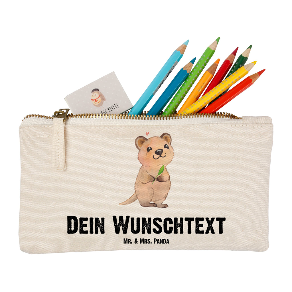 Personalisierte Schminktasche Quokka Happy Personalisierte Schminktasche, Personalisierte Kosmetiktasche, Personalisierter Kosmetikbeutel, Personalisiertes Stiftemäppchen, Personalisiertes Etui, Personalisierte Federmappe, Personalisierte Makeup Bag, Personalisiertes Schminketui, Personalisiertes Kosmetiketui, Personalisiertes Schlamperetui, Schminktasche mit Namen, Kosmetiktasche mit Namen, Kosmetikbeutel mit Namen, Stiftemäppchen mit Namen, Etui mit Namen, Federmappe mit Namen, Makeup Bg  mit Namen, Schminketui mit Namen, Kosmetiketui mit Namen, Schlamperetui mit Namen, Schminktasche personalisieren, Schminktasche bedrucken, Schminktasche selbst gestalten, süße Tiermotive, gute Laune, lustige Sprüche, Tiere, Quokka, Verschieben, Aufschieberitis, Lustiger Spruch, Niedliches Tier, Dinge erledigen