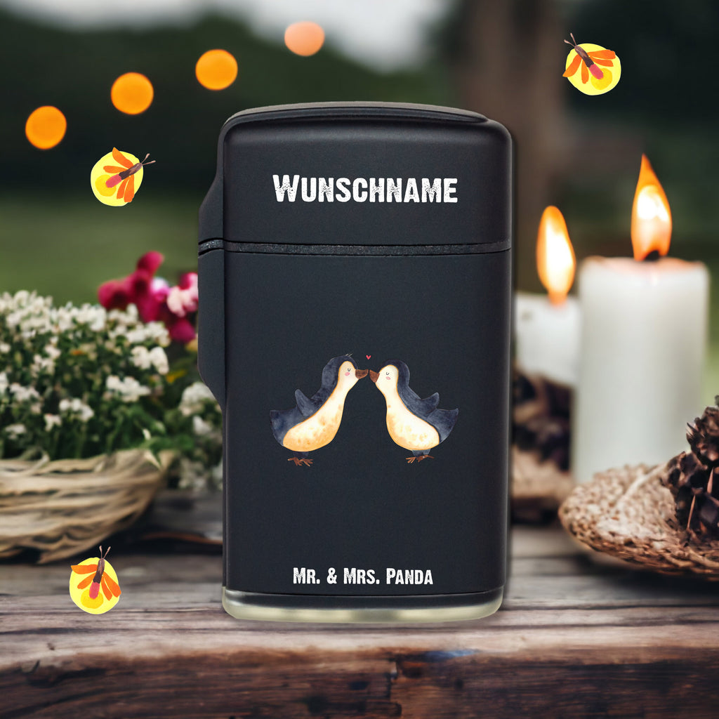 Personalisiertes Feuerzeug Pinguine Kuss Personalisiertes Feuerzeug, Personalisiertes Gas-Feuerzeug, Personalisiertes Sturmfeuerzeug, Liebe, Partner, Freund, Freundin, Ehemann, Ehefrau, Heiraten, Verlobung, Heiratsantrag, Liebesgeschenk, Jahrestag, Hocheitstag, Valentinstag, Geschenk für Frauen, Hochzeitstag, Mitbringsel, Geschenk für Freundin, Geschenk für Partner, Liebesbeweis, für Männer, für Ehemann