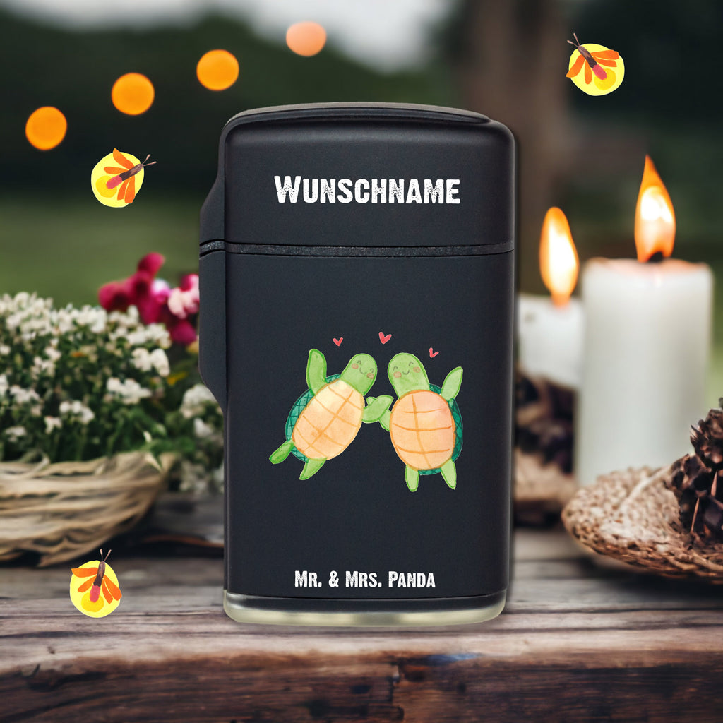 Personalisiertes Feuerzeug Schildkröten Paar Personalisiertes Feuerzeug, Personalisiertes Gas-Feuerzeug, Personalisiertes Sturmfeuerzeug, Liebe, Partner, Freund, Freundin, Ehemann, Ehefrau, Heiraten, Verlobung, Heiratsantrag, Liebesgeschenk, Jahrestag, Hocheitstag, Valentinstag, Geschenk für Frauen, Hochzeitstag, Mitbringsel, Geschenk für Freundin, Geschenk für Partner, Liebesbeweis, für Männer, für Ehemann