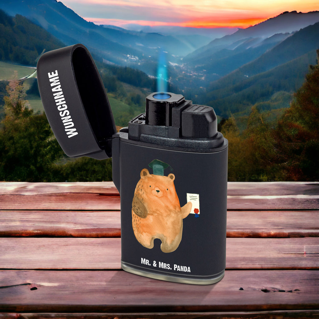 Personalisiertes Feuerzeug Prüfungsbär Personalisiertes Feuerzeug, Personalisiertes Gas-Feuerzeug, Personalisiertes Sturmfeuerzeug, Bär, Teddy, Teddybär, Abitur, Prüfungen, Prüfung bestanden, Abschluss, Zeugnis, Abschlusszeugnis