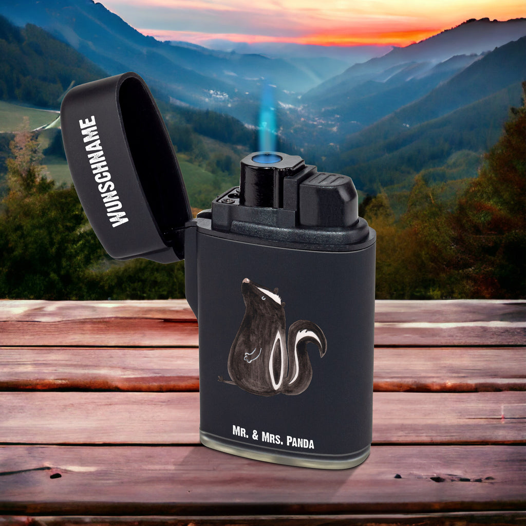 Personalisiertes Feuerzeug Stinktier sitzend Personalisiertes Feuerzeug, Personalisiertes Gas-Feuerzeug, Personalisiertes Sturmfeuerzeug, Stinktier, Skunk, Wildtier, Raubtier, Stinker, Stinki, Spruch, Büro, Recht, Besserwisser