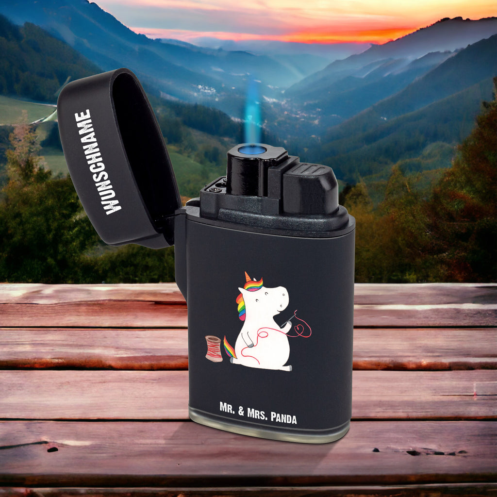 Personalisiertes Feuerzeug Einhorn Näherin Personalisiertes Feuerzeug, Personalisiertes Gas-Feuerzeug, Personalisiertes Sturmfeuerzeug, Einhorn, Einhörner, Einhorn Deko, Pegasus, Unicorn, Näherin, nähen, Mädchen, Freundin, Häkeln, Stricken, basteln, Nähzimmer