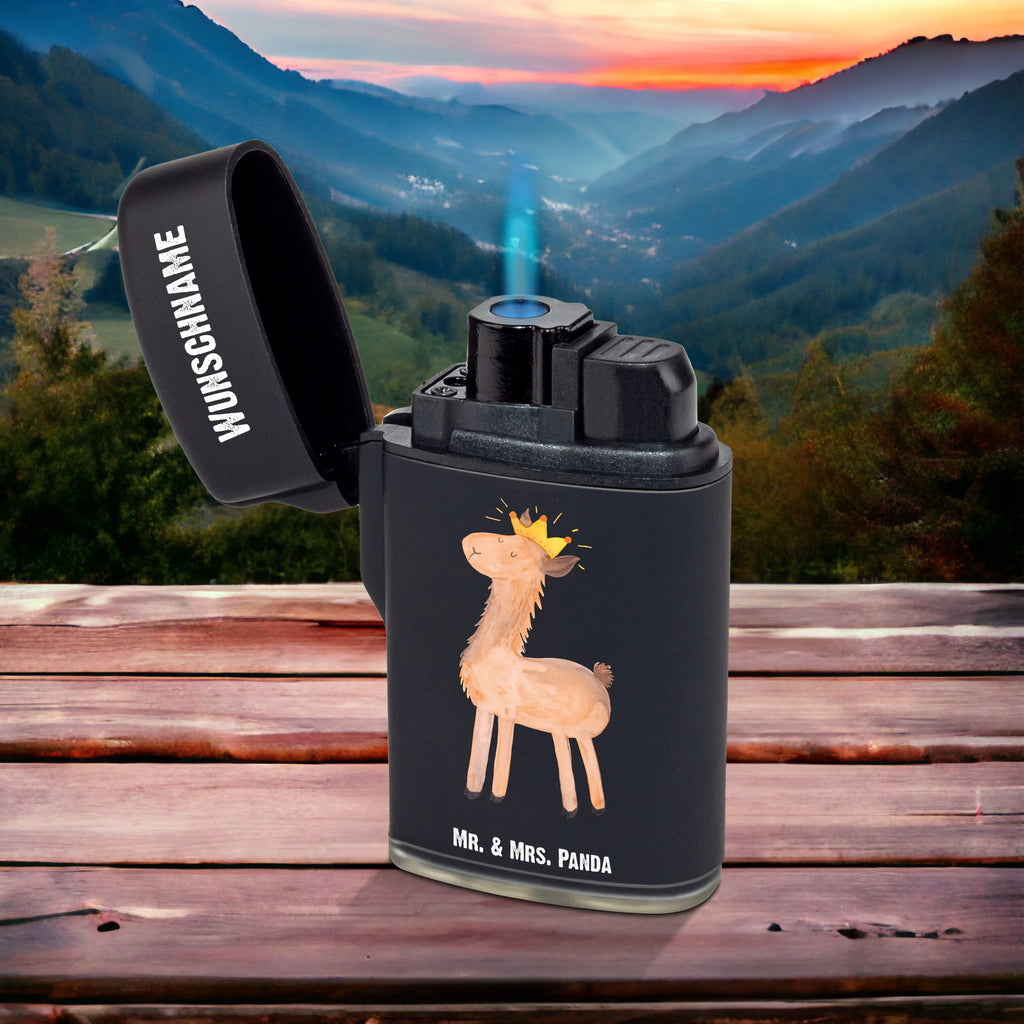 Personalisiertes Feuerzeug Lama König Personalisiertes Feuerzeug, Personalisiertes Gas-Feuerzeug, Personalisiertes Sturmfeuerzeug, Lama, Alpaka, Lamas, König, Königin, Freundin, Mama, Papa, Büro Kollege, Kollegin, Chef, Vorgesetzter, Abi, Abitur
