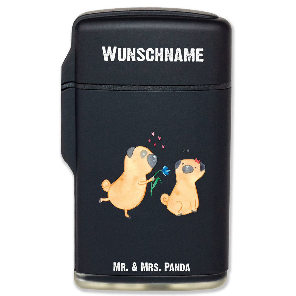 Personalisiertes Feuerzeug Mops verliebt Personalisiertes Feuerzeug, Personalisiertes Gas-Feuerzeug, Personalisiertes Sturmfeuerzeug, Hund, Hundemotiv, Haustier, Hunderasse, Tierliebhaber, Hundebesitzer, Sprüche, Mops, Möpse, Hundeliebe, verliebt, Liebe, Liebesspruch. Verlobt, Geschenk Freund, Partner