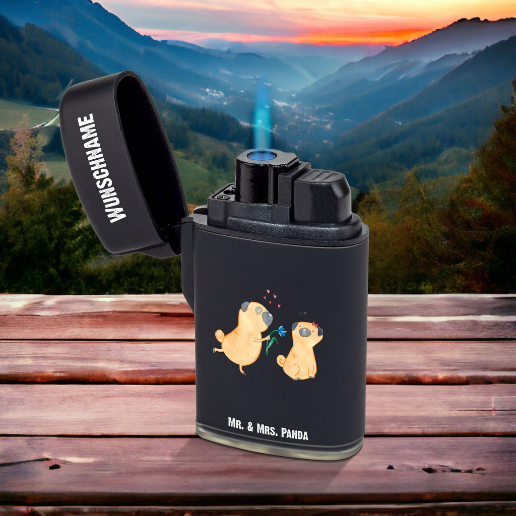 Personalisiertes Feuerzeug Mops verliebt Personalisiertes Feuerzeug, Personalisiertes Gas-Feuerzeug, Personalisiertes Sturmfeuerzeug, Hund, Hundemotiv, Haustier, Hunderasse, Tierliebhaber, Hundebesitzer, Sprüche, Mops, Möpse, Hundeliebe, verliebt, Liebe, Liebesspruch. Verlobt, Geschenk Freund, Partner