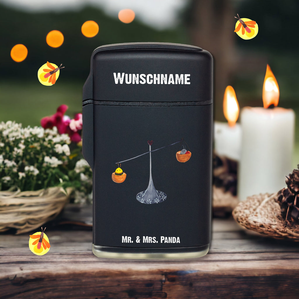 Personalisiertes Feuerzeug Sternzeichen Waage Personalisiertes Feuerzeug, Personalisiertes Gas-Feuerzeug, Personalisiertes Sturmfeuerzeug, Tierkreiszeichen, Sternzeichen, Horoskop, Astrologie, Aszendent, Waage, Waage Geschenk, Waage Sternzeichen, Geschenk Oktober, Geschenk September, Geburtstag Oktober, Geburtstag September, Gleichgewicht, Marienkäfer, Hummel, Biene