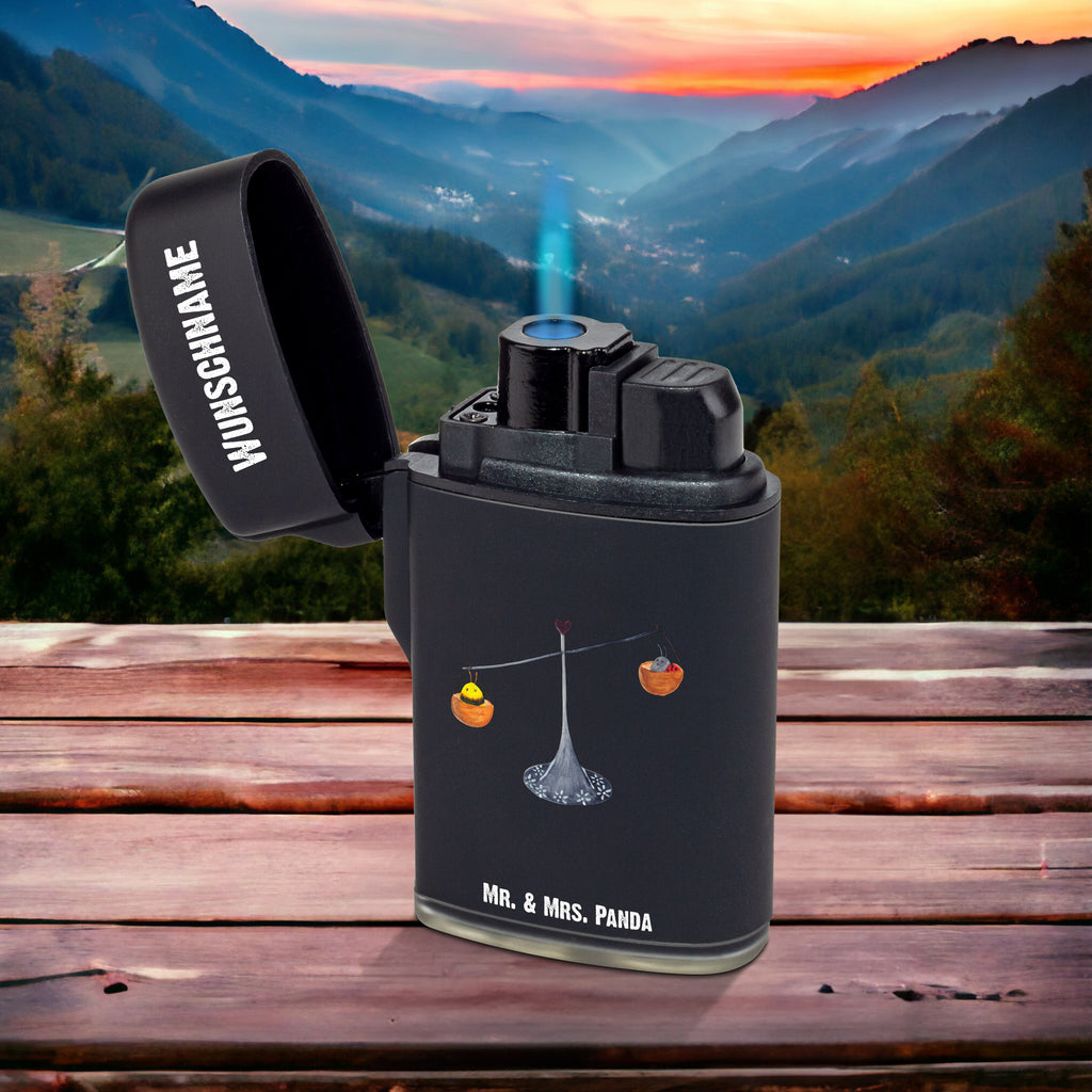 Personalisiertes Feuerzeug Sternzeichen Waage Personalisiertes Feuerzeug, Personalisiertes Gas-Feuerzeug, Personalisiertes Sturmfeuerzeug, Tierkreiszeichen, Sternzeichen, Horoskop, Astrologie, Aszendent, Waage, Waage Geschenk, Waage Sternzeichen, Geschenk Oktober, Geschenk September, Geburtstag Oktober, Geburtstag September, Gleichgewicht, Marienkäfer, Hummel, Biene