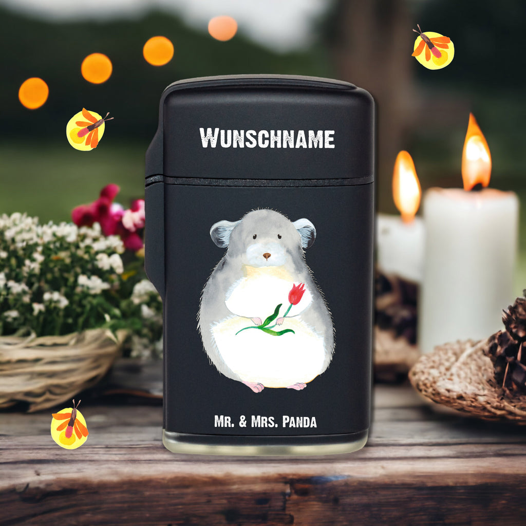 Personalisiertes Feuerzeug Chinchilla mit Blume Personalisiertes Feuerzeug, Personalisiertes Gas-Feuerzeug, Personalisiertes Sturmfeuerzeug, Tiermotive, Gute Laune, lustige Sprüche, Tiere, Chinchilla, Chinchillas, Liebeskummer, Kummer, Depressionen, traurig sein, Chaos, Glücklichsein, Büro, Büroalltag
