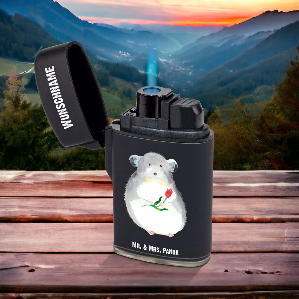 Personalisiertes Feuerzeug Chinchilla mit Blume Personalisiertes Feuerzeug, Personalisiertes Gas-Feuerzeug, Personalisiertes Sturmfeuerzeug, Tiermotive, Gute Laune, lustige Sprüche, Tiere, Chinchilla, Chinchillas, Liebeskummer, Kummer, Depressionen, traurig sein, Chaos, Glücklichsein, Büro, Büroalltag