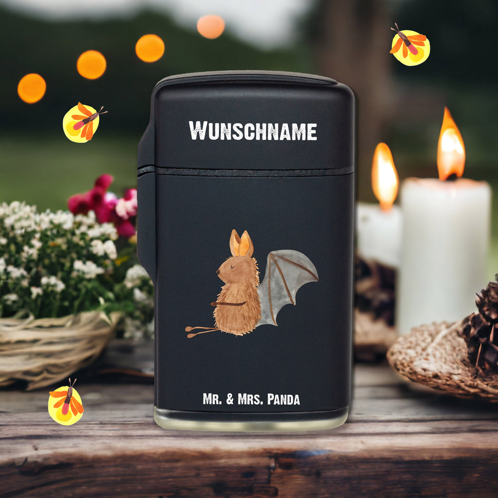 Personalisiertes Feuerzeug Fledermaus sitzend Personalisiertes Feuerzeug, Personalisiertes Gas-Feuerzeug, Personalisiertes Sturmfeuerzeug, Tiermotive, Gute Laune, lustige Sprüche, Tiere, Fledermaus, Fledermäuse, Motivation, entspannen