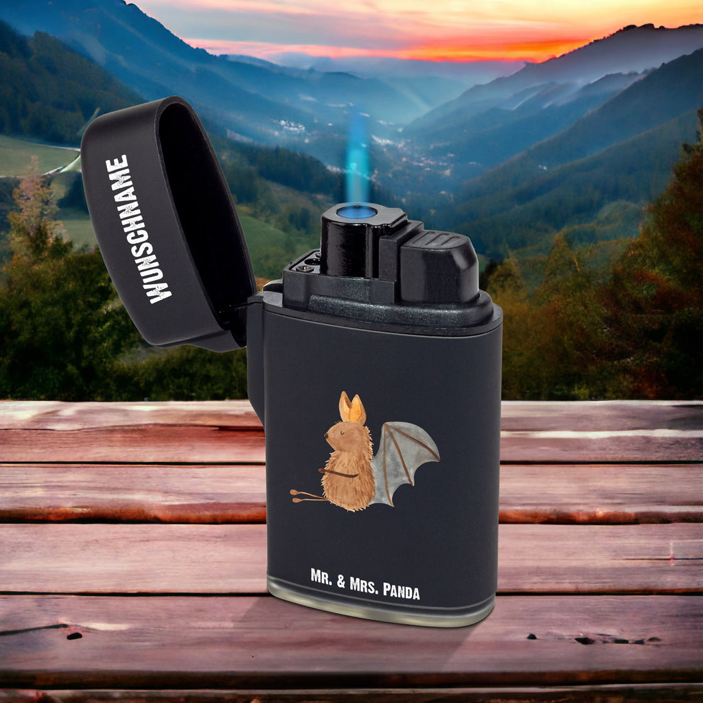 Personalisiertes Feuerzeug Fledermaus sitzend Personalisiertes Feuerzeug, Personalisiertes Gas-Feuerzeug, Personalisiertes Sturmfeuerzeug, Tiermotive, Gute Laune, lustige Sprüche, Tiere, Fledermaus, Fledermäuse, Motivation, entspannen
