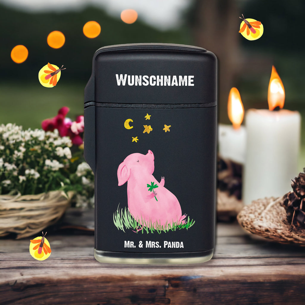 Personalisiertes Feuerzeug Glücksschwein Personalisiertes Feuerzeug, Personalisiertes Gas-Feuerzeug, Personalisiertes Sturmfeuerzeug, Tiermotive, Gute Laune, lustige Sprüche, Tiere, Glücksschwein. Glück, Schwein, Schweinchen, Sterne, Sernchen, Ziele, Träume, Motivation, Glücksbringer