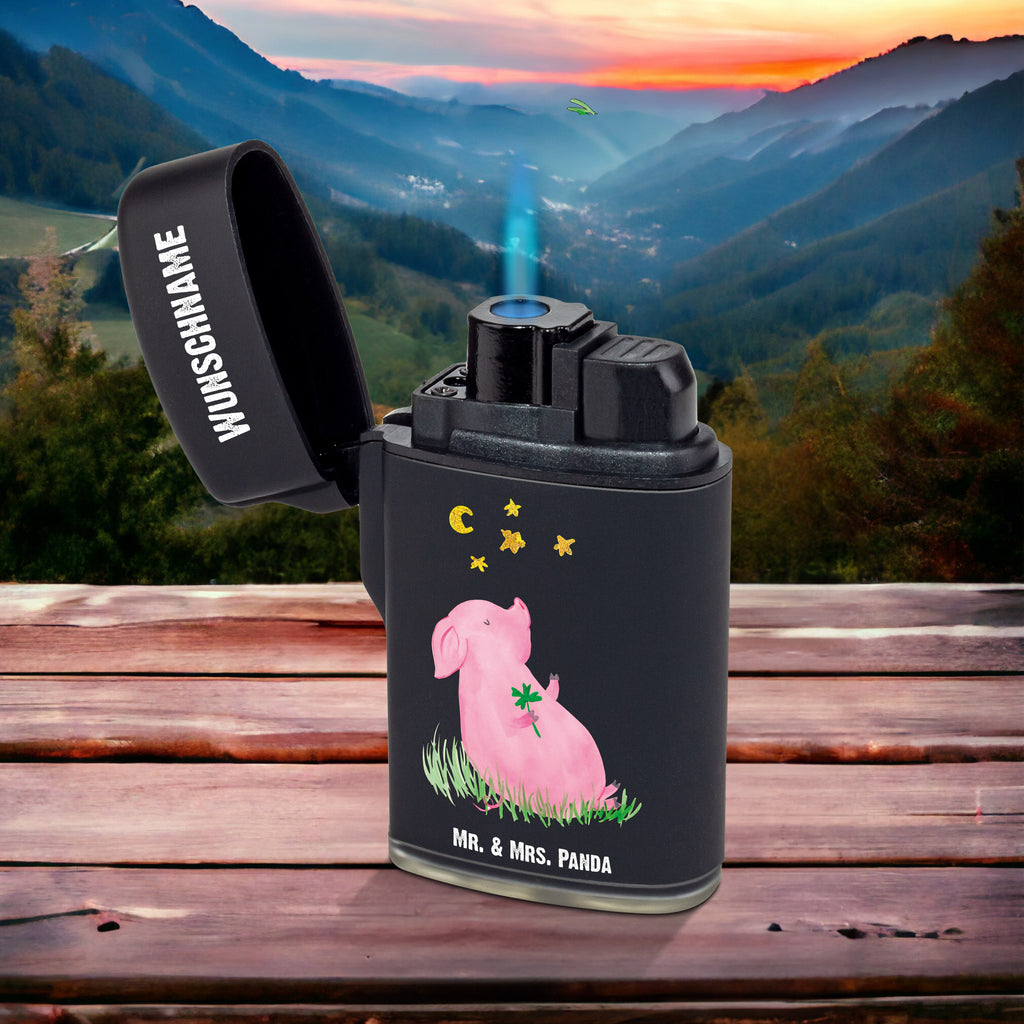 Personalisiertes Feuerzeug Glücksschwein Personalisiertes Feuerzeug, Personalisiertes Gas-Feuerzeug, Personalisiertes Sturmfeuerzeug, Tiermotive, Gute Laune, lustige Sprüche, Tiere, Glücksschwein. Glück, Schwein, Schweinchen, Sterne, Sernchen, Ziele, Träume, Motivation, Glücksbringer