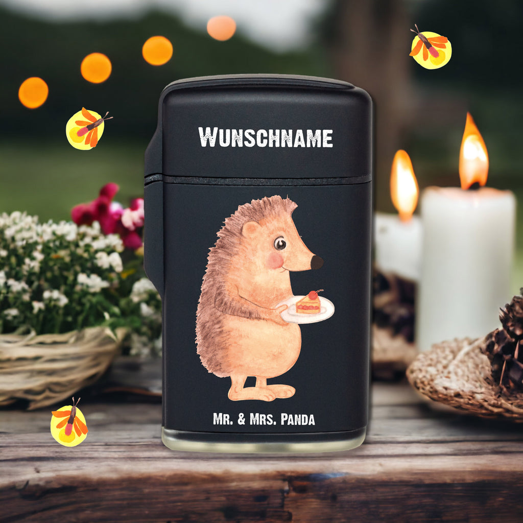 Personalisiertes Feuerzeug Igel mit Kuchenstück Personalisiertes Feuerzeug, Personalisiertes Gas-Feuerzeug, Personalisiertes Sturmfeuerzeug, Tiermotive, Gute Laune, lustige Sprüche, Tiere, Igel, Essen Spruch, Kuchen, Backen Geschenk, Kuchen backen, Einladung Party, Geburtstagskuchen, Torte