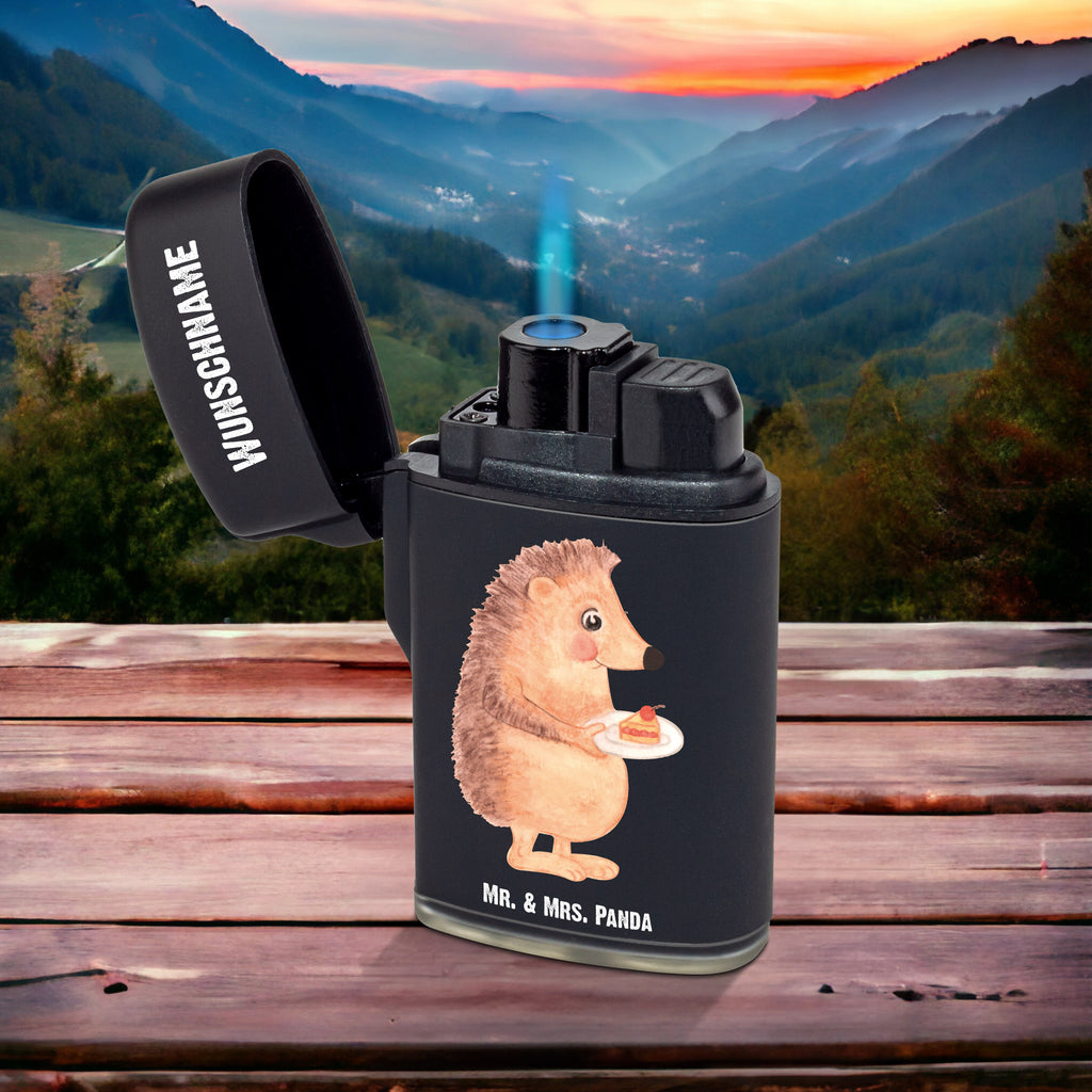 Personalisiertes Feuerzeug Igel mit Kuchenstück Personalisiertes Feuerzeug, Personalisiertes Gas-Feuerzeug, Personalisiertes Sturmfeuerzeug, Tiermotive, Gute Laune, lustige Sprüche, Tiere, Igel, Essen Spruch, Kuchen, Backen Geschenk, Kuchen backen, Einladung Party, Geburtstagskuchen, Torte
