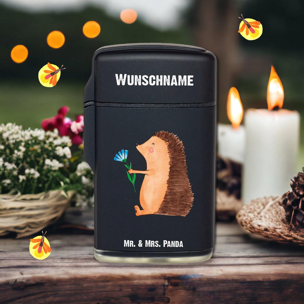 Personalisiertes Feuerzeug Igel mit Blume Personalisiertes Feuerzeug, Personalisiertes Gas-Feuerzeug, Personalisiertes Sturmfeuerzeug, Tiermotive, Gute Laune, lustige Sprüche, Tiere, Igel, Gute Besserung, Genesungswünsche, Krankheit, Krankenhaus, krank, Besuch
