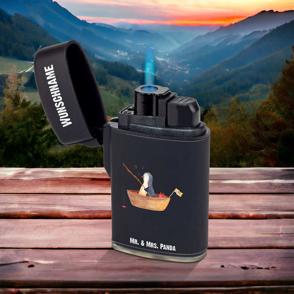 Personalisiertes Feuerzeug Pinguin Angelboot Personalisiertes Feuerzeug, Personalisiertes Gas-Feuerzeug, Personalisiertes Sturmfeuerzeug, Pinguin, Pinguine, Angeln, Boot, Angelboot, Lebenslust, Leben, genießen, Motivation, Neustart, Neuanfang, Trennung, Scheidung, Geschenkidee Liebeskummer