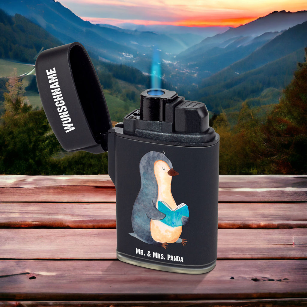 Personalisiertes Feuerzeug Pinguin Buch Personalisiertes Feuerzeug, Personalisiertes Gas-Feuerzeug, Personalisiertes Sturmfeuerzeug, Pinguin, Pinguine, Buch, Lesen, Bücherwurm, Nichtstun, Faulenzen, Ferien, Urlaub, Freizeit