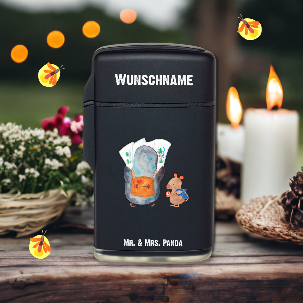 Personalisiertes Feuerzeug Pinguin & Maus Wanderer Personalisiertes Feuerzeug, Personalisiertes Gas-Feuerzeug, Personalisiertes Sturmfeuerzeug, Pinguin, Pinguine, Abenteurer, Abenteuer, Roadtrip, Ausflug, Wanderlust, wandern