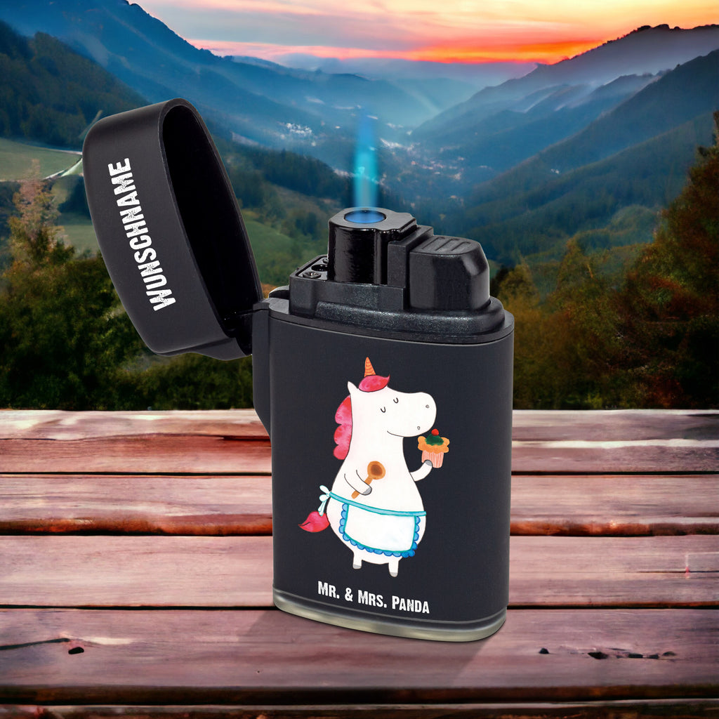 Personalisiertes Feuerzeug Einhorn Küchenfee Personalisiertes Feuerzeug, Personalisiertes Gas-Feuerzeug, Personalisiertes Sturmfeuerzeug, Einhorn, Einhörner, Einhorn Deko, Pegasus, Unicorn, backen, Muffin, Motivation, Träumer, träumen, Bäckerin, Hobbykoch, Koch, Torte, Kuchen