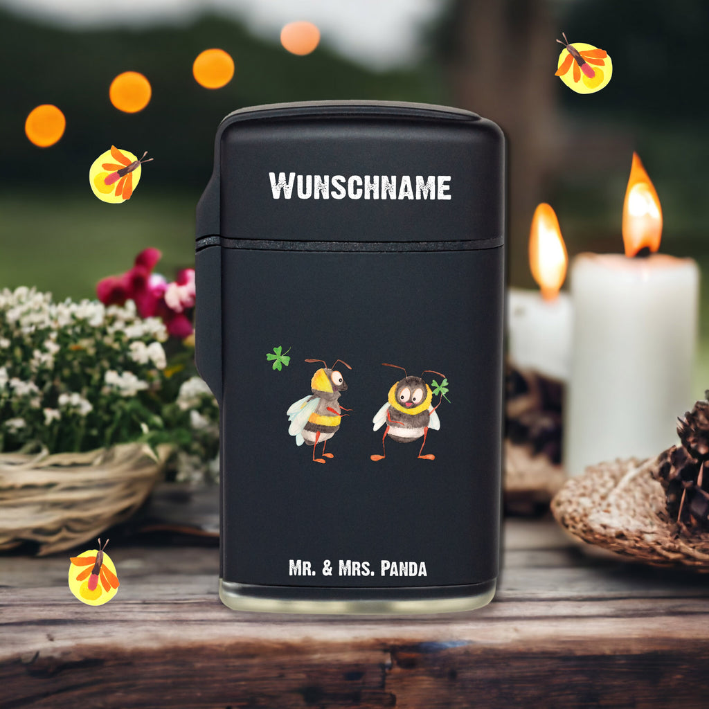 Personalisiertes Feuerzeug Hummeln mit Kleeblatt Personalisiertes Feuerzeug, Personalisiertes Gas-Feuerzeug, Personalisiertes Sturmfeuerzeug, Tiermotive, Gute Laune, lustige Sprüche, Tiere, Hummel, Biene, Spruch positiv, Biene Deko, Spruch schön, glücklich sein, glücklich werden, Spruch fröhlich