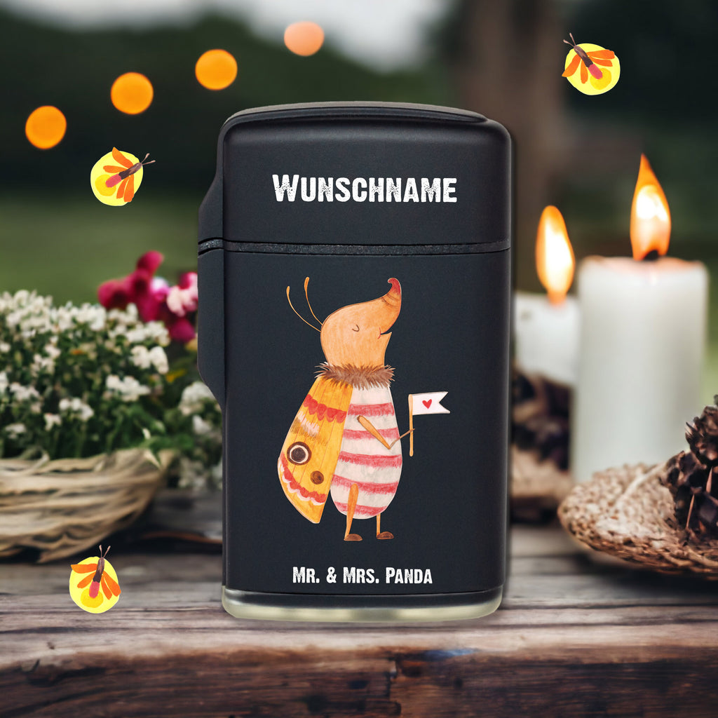 Personalisiertes Feuerzeug Nachtfalter mit Fähnchen Personalisiertes Feuerzeug, Personalisiertes Gas-Feuerzeug, Personalisiertes Sturmfeuerzeug, Tiermotive, Gute Laune, lustige Sprüche, Tiere, Nachtfalter, Käfer, Spruch lustig, Spruch witzig, süß, niedlich, Küche Deko, Was kostet die Welt