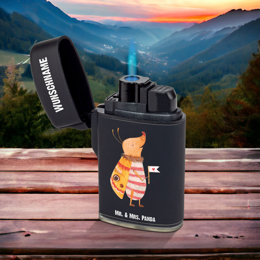 Personalisiertes Feuerzeug Nachtfalter mit Fähnchen Personalisiertes Feuerzeug, Personalisiertes Gas-Feuerzeug, Personalisiertes Sturmfeuerzeug, Tiermotive, Gute Laune, lustige Sprüche, Tiere, Nachtfalter, Käfer, Spruch lustig, Spruch witzig, süß, niedlich, Küche Deko, Was kostet die Welt