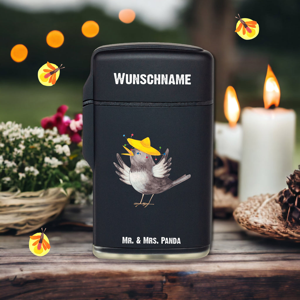 Personalisiertes Feuerzeug Rabe mit Sombrero Personalisiertes Feuerzeug, Personalisiertes Gas-Feuerzeug, Personalisiertes Sturmfeuerzeug, Tiermotive, Gute Laune, lustige Sprüche, Tiere, Rabe, Vogel, Vögel, Spruch positiv, fröhlich sein, glücklich sein, Glück Spruch, froh, Elster, Motivation