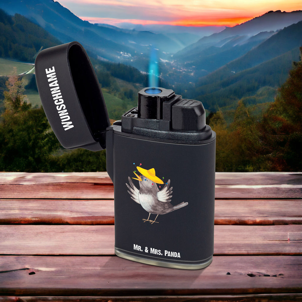Personalisiertes Feuerzeug Rabe mit Sombrero Personalisiertes Feuerzeug, Personalisiertes Gas-Feuerzeug, Personalisiertes Sturmfeuerzeug, Tiermotive, Gute Laune, lustige Sprüche, Tiere, Rabe, Vogel, Vögel, Spruch positiv, fröhlich sein, glücklich sein, Glück Spruch, froh, Elster, Motivation