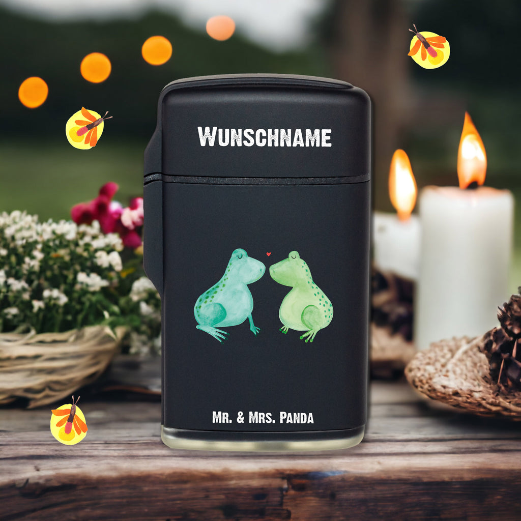 Personalisiertes Feuerzeug Frosch Liebe Personalisiertes Feuerzeug, Personalisiertes Gas-Feuerzeug, Personalisiertes Sturmfeuerzeug, Liebe, Partner, Freund, Freundin, Ehemann, Ehefrau, Heiraten, Verlobung, Heiratsantrag, Liebesgeschenk, Jahrestag, Hocheitstag, Verliebt, Verlobt, Verheiratet, Geschenk Freundin, Geschenk Freund, Liebesbeweis, Hochzeitstag, Geschenk Hochzeit, Frosch, Frösche, Froschkönig, Fröschchen