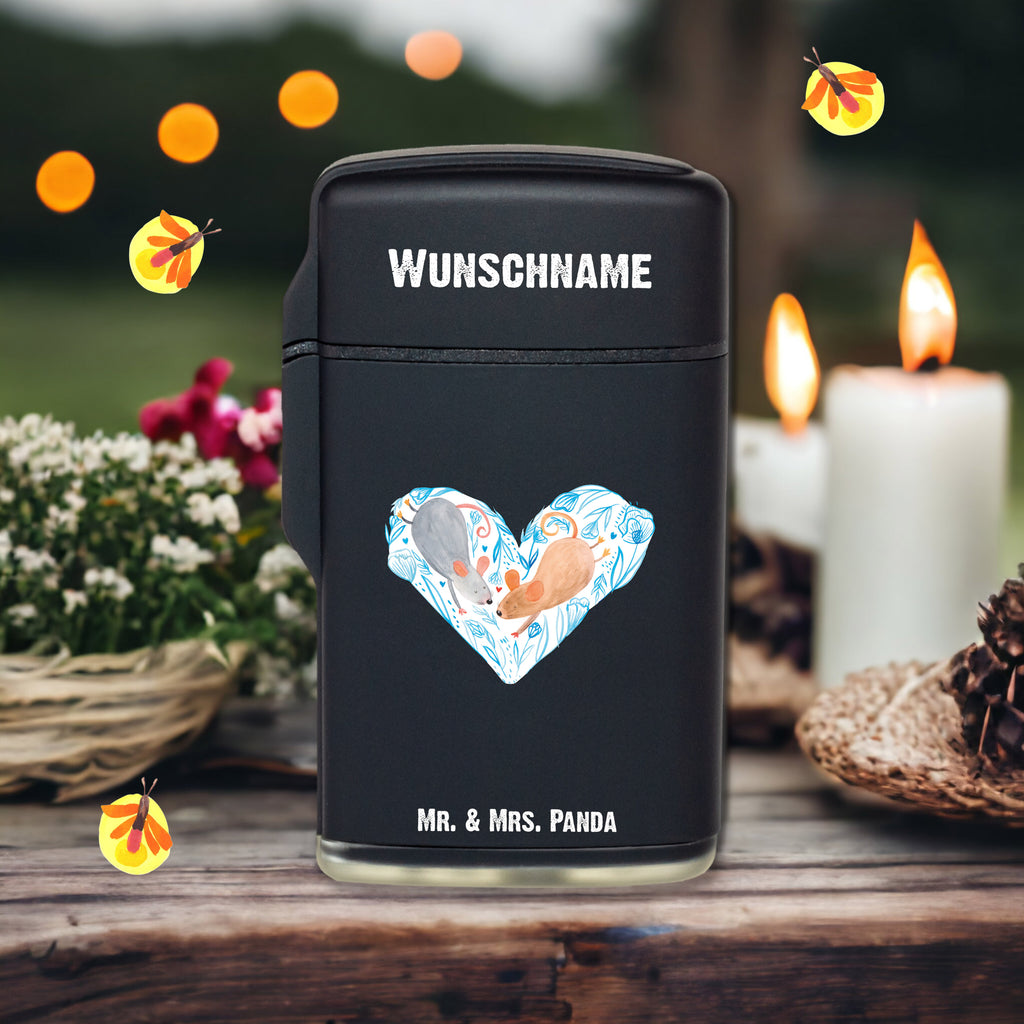 Personalisiertes Feuerzeug Mäuse Herz Personalisiertes Feuerzeug, Personalisiertes Gas-Feuerzeug, Personalisiertes Sturmfeuerzeug, Liebe, Partner, Freund, Freundin, Ehemann, Ehefrau, Heiraten, Verlobung, Heiratsantrag, Liebesgeschenk, Jahrestag, Hocheitstag, Maus, Mäuse, Liebesbotschaft, Liebesbeweis, Hochzeit, Lieblingsmensch, Gemeinsamkeit, Love, Geschenk für zwei